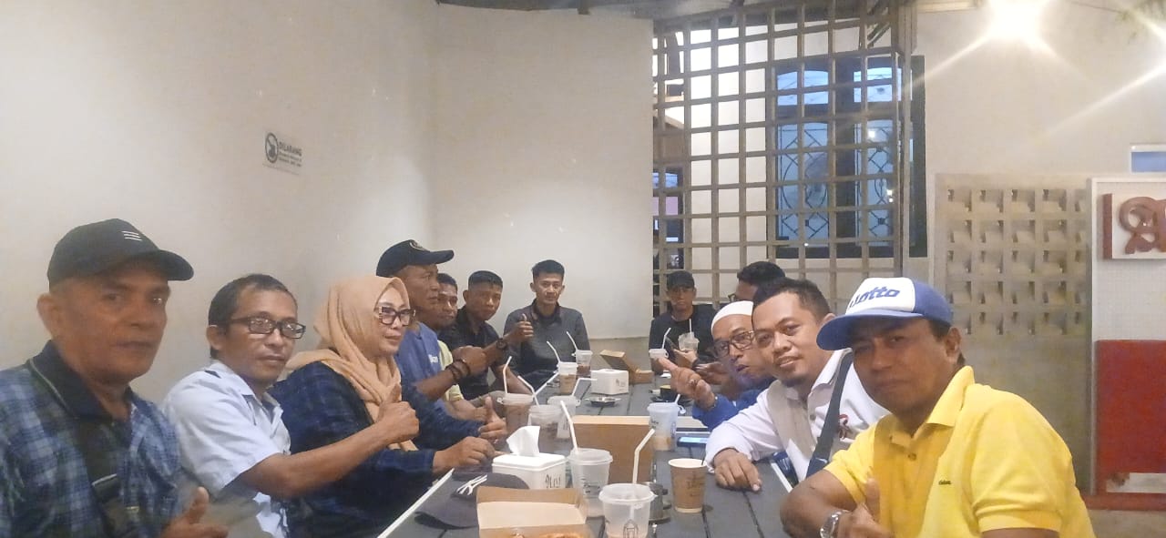 Para Awak Media bersama Perwakilan PT. Viktori Jalin Silaturahmi di Cafe Cabin Keraton Luwuk