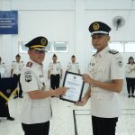 Kepala Lembaga Pemasyarakatan Kelas II B Luwuk, Muhammad Bahrun saat memberikan Piagam Kepada Salah Satu Pegawai Terbaik