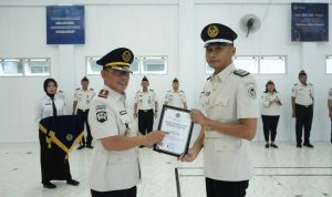 Kepala Lembaga Pemasyarakatan Kelas II B Luwuk, Muhammad Bahrun saat memberikan Piagam Kepada Salah Satu Pegawai Terbaik