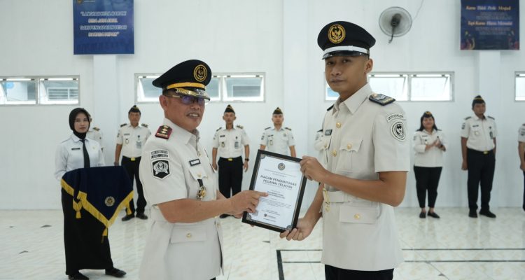 Kepala Lembaga Pemasyarakatan Kelas II B Luwuk, Muhammad Bahrun saat memberikan Piagam Kepada Salah Satu Pegawai Terbaik