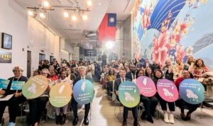 Para pejabat dan tamu undangan berfoto bersama dalam acara “Taiwan Women's Power Night” di New York AS pada 13 Maret 2026 (Foto: Dok. TETO)