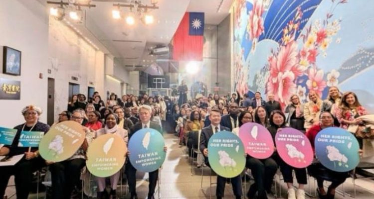Para pejabat dan tamu undangan berfoto bersama dalam acara “Taiwan Women's Power Night” di New York AS pada 13 Maret 2026 (Foto: Dok. TETO)