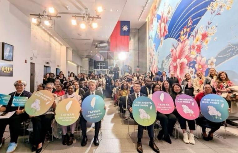 Para pejabat dan tamu undangan berfoto bersama dalam acara “Taiwan Women's Power Night” di New York AS pada 13 Maret 2026 (Foto: Dok. TETO)