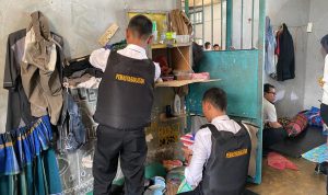 Petugas Lapas Luwuk melakukan pemeriksaan di Blok Hunian WBP