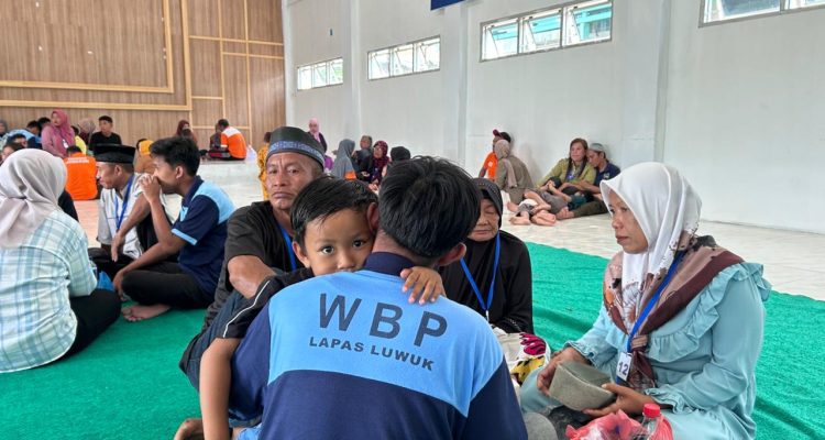 Sentuhan Hangat di Balik Jeruji: Senyum Anak-anak Menghias Kunjungan Hari Raya di Lapas Luwuk