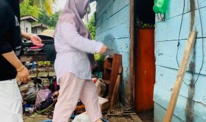 Gerak Cepat, Gerindra Banggai Kunjungi Korban Banjir di Batu Mandi Balantak Utara Ketua DPC Partai Gerindra Hj. Sulianti Murad saat mengunjungi daerah Banjir di Balantak Utara