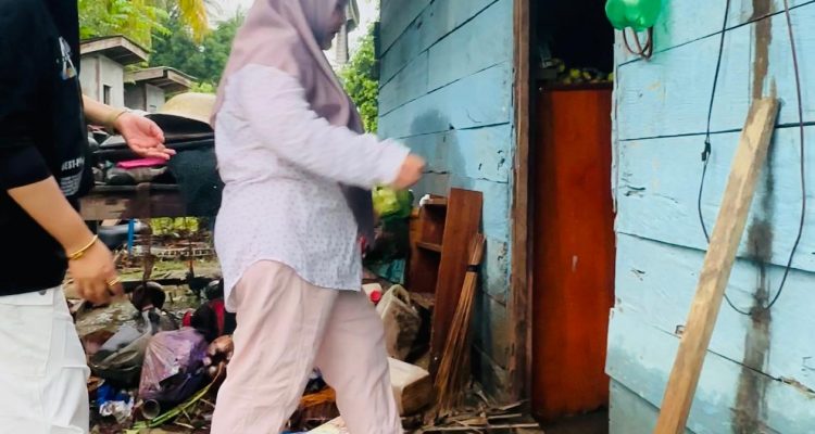 Ketua DPC Partai Gerindra Hj. Sulianti Murad saat mengunjungi daerah Banjir di Balantak Utara
