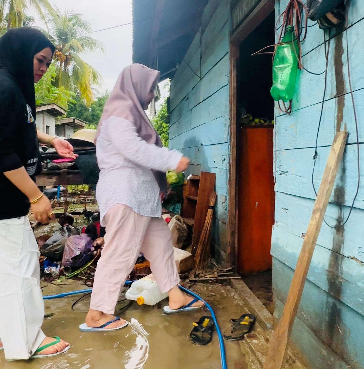 Ketua DPC Partai Gerindra Hj. Sulianti Murad saat mengunjungi daerah Banjir di Balantak Utara