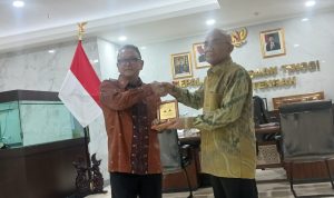 Kepala KejaksaanTinggi Sulawesi Tengah, N Rahmat dan Ketua PWI Sulteng Tri Putra Toana