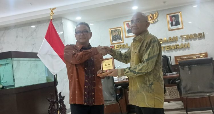 Kepala KejaksaanTinggi Sulawesi Tengah, N Rahmat dan Ketua PWI Sulteng Tri Putra Toana