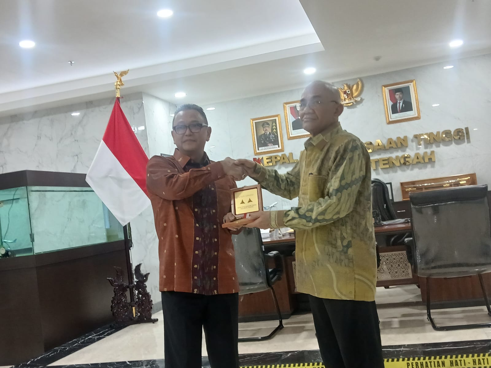 Kepala KejaksaanTinggi Sulawesi Tengah, N Rahmat dan Ketua PWI Sulteng Tri Putra Toana
