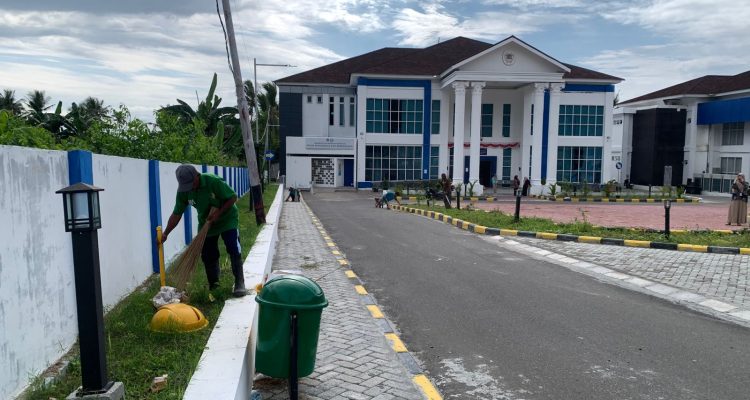 Warga Binaan Pemasyarakatan Kelas II B Melakukan Kerja Bakti di Dinas Pendidikan Kabupaten Banggai