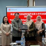 Penyerahan cendera mata dari Dekan FEB Universitas Trisakti, Prof. Dr. Yolanda Masnita (dua, kanan) kepada Vice Director of International Office Jiangxi University of Finance and Economics (JUFE), Liu Xiaobing (dua, kiri) pada 8 April 2026 (Foto: Istimewa)