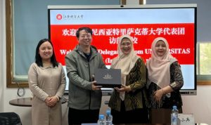 Penyerahan cendera mata dari Dekan FEB Universitas Trisakti, Prof. Dr. Yolanda Masnita (dua, kanan) kepada Vice Director of International Office Jiangxi University of Finance and Economics (JUFE), Liu Xiaobing (dua, kiri) pada 8 April 2026 (Foto: Istimewa)