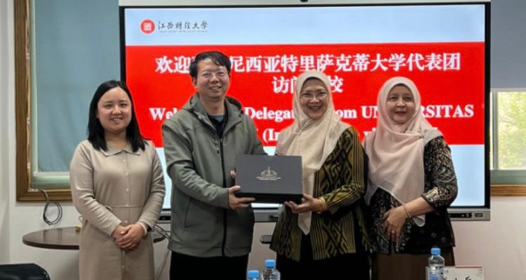 Penyerahan cendera mata dari Dekan FEB Universitas Trisakti, Prof. Dr. Yolanda Masnita (dua, kanan) kepada Vice Director of International Office Jiangxi University of Finance and Economics (JUFE), Liu Xiaobing (dua, kiri) pada 8 April 2026 (Foto: Istimewa)