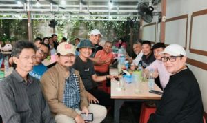 Sekjen PWI Zulmansyah Sekedang (almarhum, paling kanan) beramahtamah dengan insan pers di Pontianak Kalimantan Barat belum lama berselang (Foto: Istimewa)