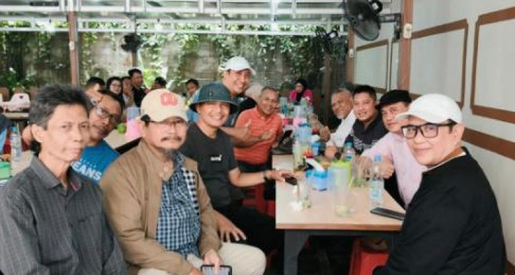 Sekjen PWI Zulmansyah Sekedang (almarhum, paling kanan) beramahtamah dengan insan pers di Pontianak Kalimantan Barat belum lama berselang (Foto: Istimewa)