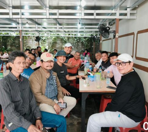 Sekjen PWI Zulmansyah Sekedang (almarhum, paling kanan) beramahtamah dengan insan pers di Pontianak Kalimantan Barat belum lama berselang (Foto: Istimewa)