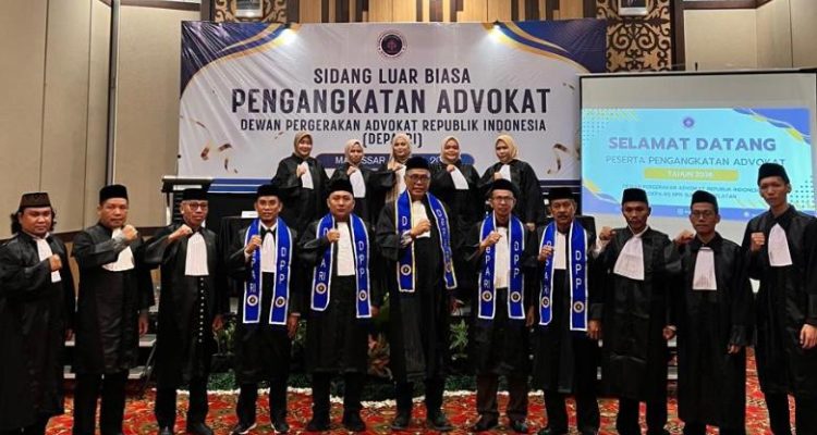 Foto bersama usai pelantikan para advokat baru DePA-RI di Makassar, Sulawesi Selatan, Minggu 19 April 2026 (Foto: Istimewa)