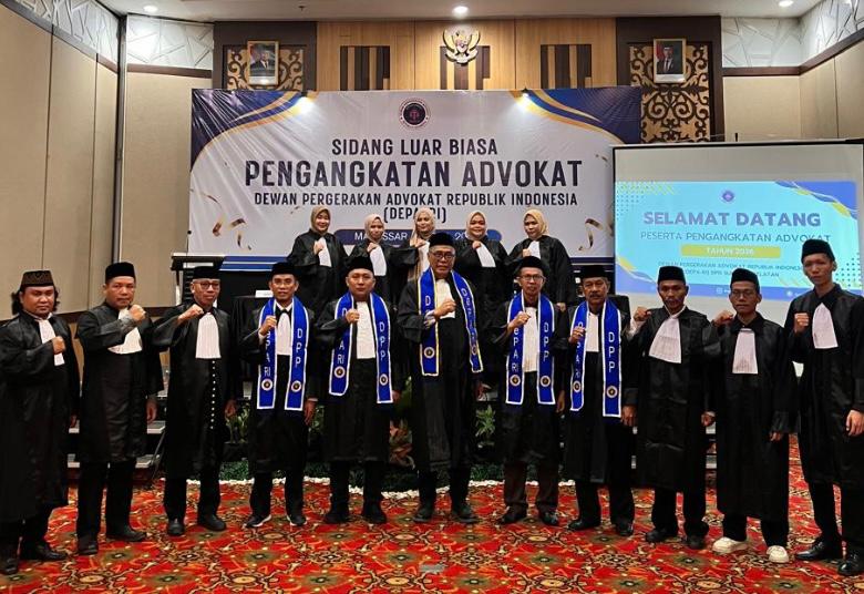 Foto bersama usai pelantikan para advokat baru DePA-RI di Makassar, Sulawesi Selatan, Minggu 19 April 2026 (Foto: Istimewa)