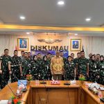 Ketum DePA-RI Luthfi Yazid (tengah, berbatik) berfoto bersama sebagian Perwira Dinas Hukum TNI AU yang mengikuti perkuliahannya, Kamis 23 April 2026 (Foto: Istimewa)