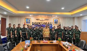 Ketum DePA-RI Luthfi Yazid (tengah, berbatik) berfoto bersama sebagian Perwira Dinas Hukum TNI AU yang mengikuti perkuliahannya, Kamis 23 April 2026 (Foto: Istimewa)