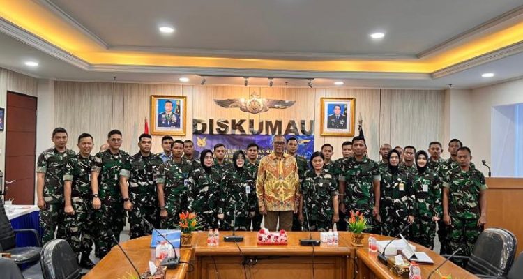Ketum DePA-RI Luthfi Yazid (tengah, berbatik) berfoto bersama sebagian Perwira Dinas Hukum TNI AU yang mengikuti perkuliahannya, Kamis 23 April 2026 (Foto: Istimewa)