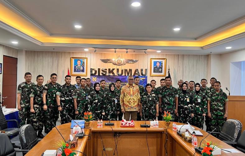 Ketum DePA-RI Luthfi Yazid (tengah, berbatik) berfoto bersama sebagian Perwira Dinas Hukum TNI AU yang mengikuti perkuliahannya, Kamis 23 April 2026 (Foto: Istimewa)