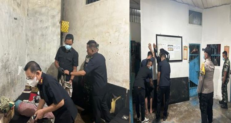 Dipimpin langsung Kalapas Luwuk, Muhammad Bahrun saat melakukan Razia Hunian Blok WBP Luwuk