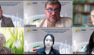 Asia Middle East for Research and Dialogue (AMEC) menggelar Webinar Internasional "Memahami Dinamika Timur Tengah Kontemporer" dengan moderator alumni Cambridge University Inggris, Mumtaza Chairannisa (bawah, paling kanan) pada 13 Mei 2026 (Foto: Dokumentasi AMEC)