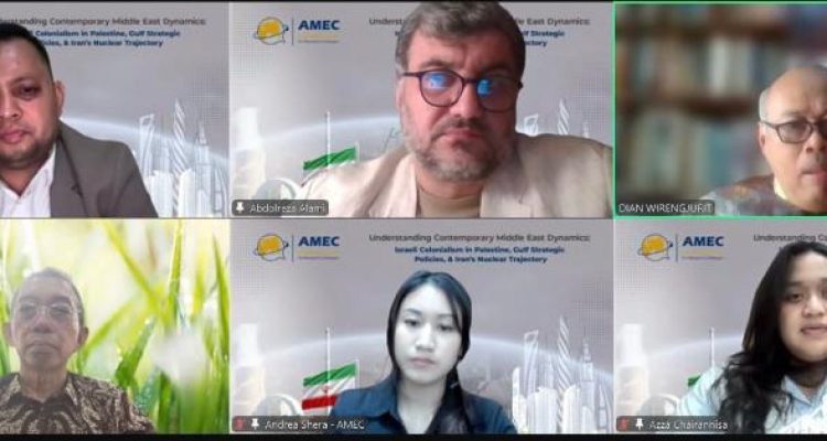Asia Middle East for Research and Dialogue (AMEC) menggelar Webinar Internasional "Memahami Dinamika Timur Tengah Kontemporer" dengan moderator alumni Cambridge University Inggris, Mumtaza Chairannisa (bawah, paling kanan) pada 13 Mei 2026 (Foto: Dokumentasi AMEC)