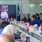 Ketua Umum DePA-RI Luthfi Yazid (berpakaian ihrom, di layar monitor) dari Saudi Arabia menyampaikan kata sambutan pada audiensi para advokat Singapura dengan jajaran pimpinan DePA-RI di Jakarta, 18 Mei 2026 (Foto: Dokumentasi DePA-RI)