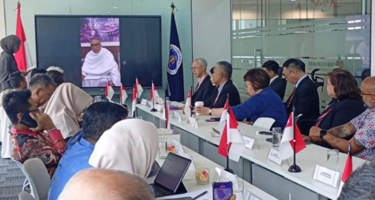 Ketua Umum DePA-RI Luthfi Yazid (berpakaian ihrom, di layar monitor) dari Saudi Arabia menyampaikan kata sambutan pada audiensi para advokat Singapura dengan jajaran pimpinan DePA-RI di Jakarta, 18 Mei 2026 (Foto: Dokumentasi DePA-RI)