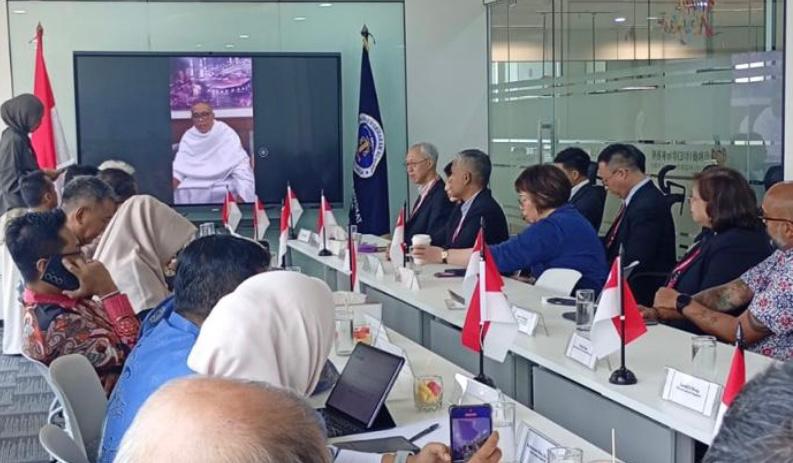 Ketua Umum DePA-RI Luthfi Yazid (berpakaian ihrom, di layar monitor) dari Saudi Arabia menyampaikan kata sambutan pada audiensi para advokat Singapura dengan jajaran pimpinan DePA-RI di Jakarta, 18 Mei 2026 (Foto: Dokumentasi DePA-RI)