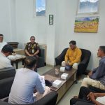 Kepala Kejaksaan Negeri Banggai saat menerima Warga Desa Uso Kecamatan Batui Kabupaten Banggai
