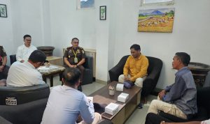 Kepala Kejaksaan Negeri Banggai saat menerima Warga Desa Uso Kecamatan Batui Kabupaten Banggai