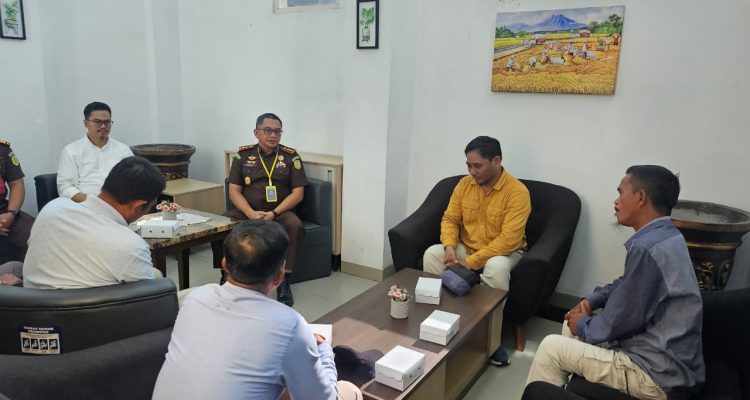 Kepala Kejaksaan Negeri Banggai saat menerima Warga Desa Uso Kecamatan Batui Kabupaten Banggai