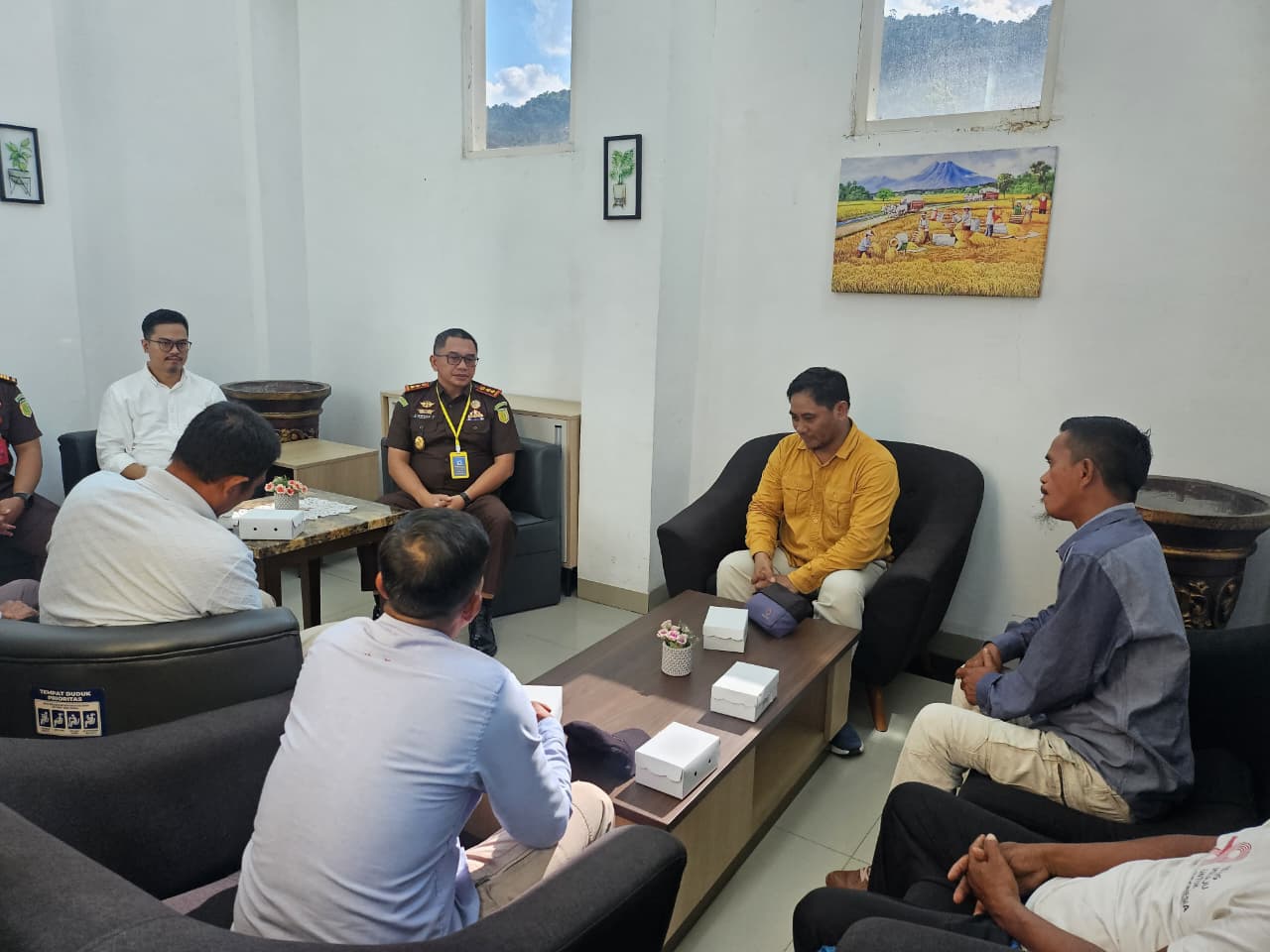 Kepala Kejaksaan Negeri Banggai saat menerima Warga Desa Uso Kecamatan Batui Kabupaten Banggai