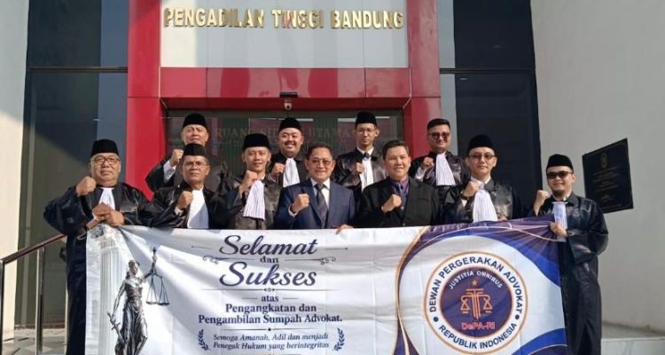 Para advokat DePA-RI usai Pengangkatan dan Pengambilan Sumpah Advokat di Pengadilan Tinggi Bandung pada 4 Juni 2026 (Foto: Dok. DPP DePA-RI)