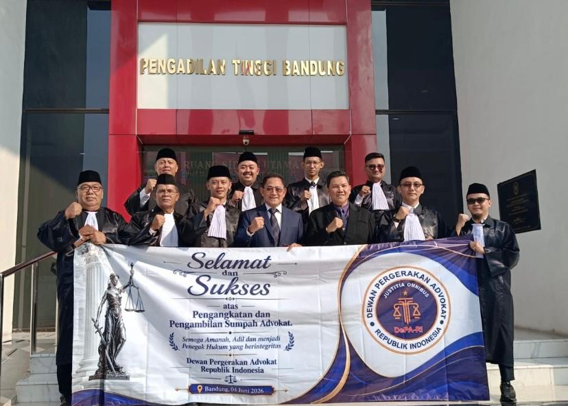 Para advokat DePA-RI usai Pengangkatan dan Pengambilan Sumpah Advokat di Pengadilan Tinggi Bandung pada 4 Juni 2026 (Foto: Dok. DPP DePA-RI)