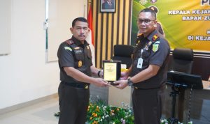 Kajati Sulteng, Kunker, Kajari Banggai, Optimalisasi Kinerja Adhyaksa, Kajari Banggai, Akbar SH MH saat memberikan Cinderamata kepada Kajati Sulteng saat melakukan Kunjungan Kerja di Kejaksaan Negeri Banggai