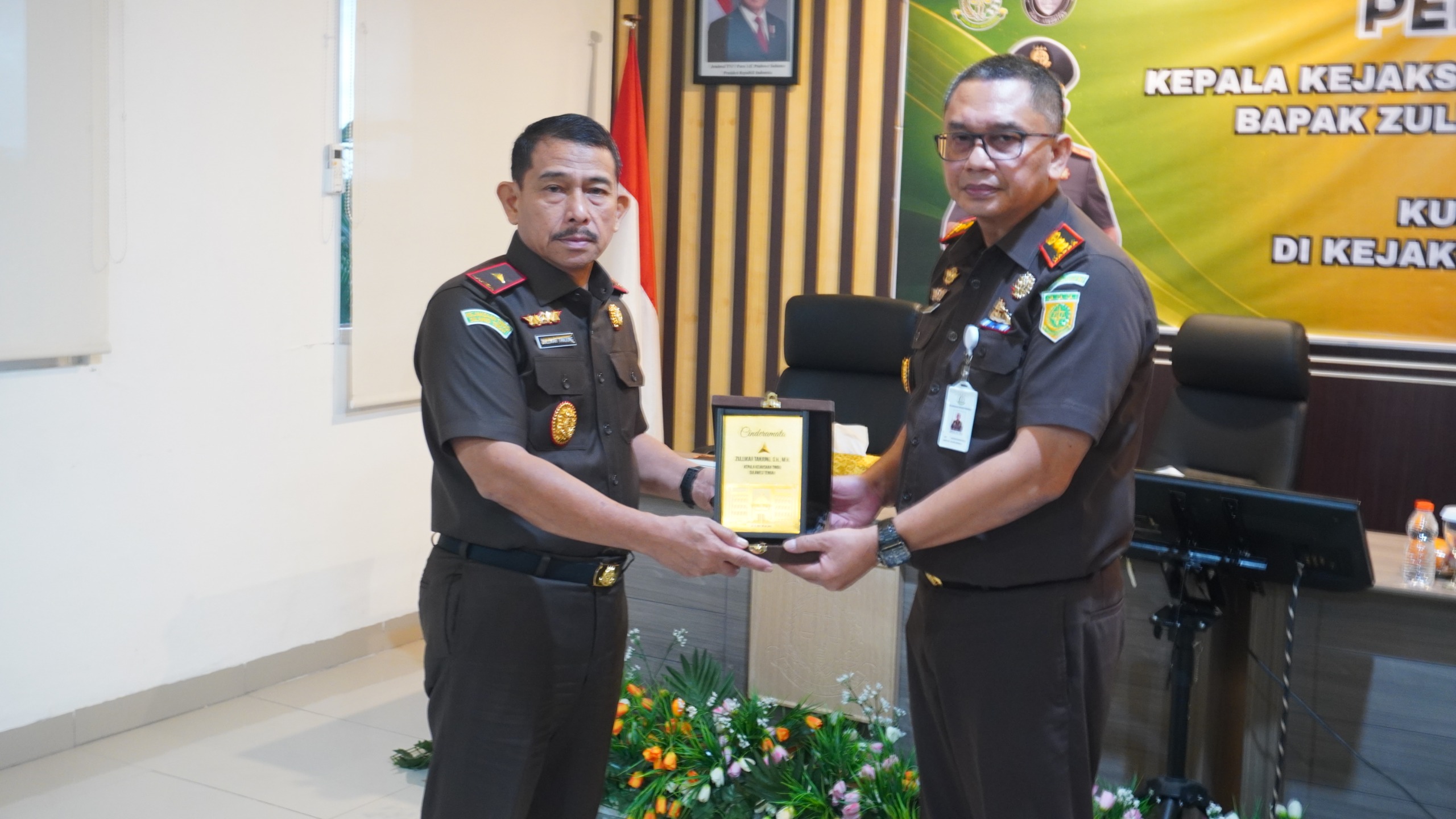 Kajari Banggai, Akbar SH MH saat memberikan Cinderamata kepada Kajati Sulteng saat melakukan Kunjungan Kerja di Kejaksaan Negeri Banggai