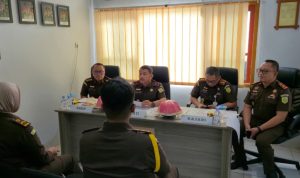 Kepala Kejaksaan Tinggi Sulawesi Tengah saat memberikan arahan kepada Personel Cabjari Pagimana