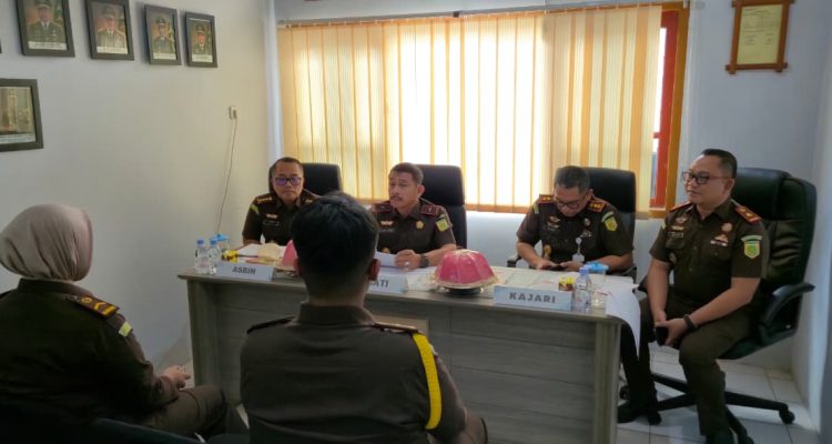 Kepala Kejaksaan Tinggi Sulawesi Tengah saat memberikan arahan kepada Personel Cabjari Pagimana