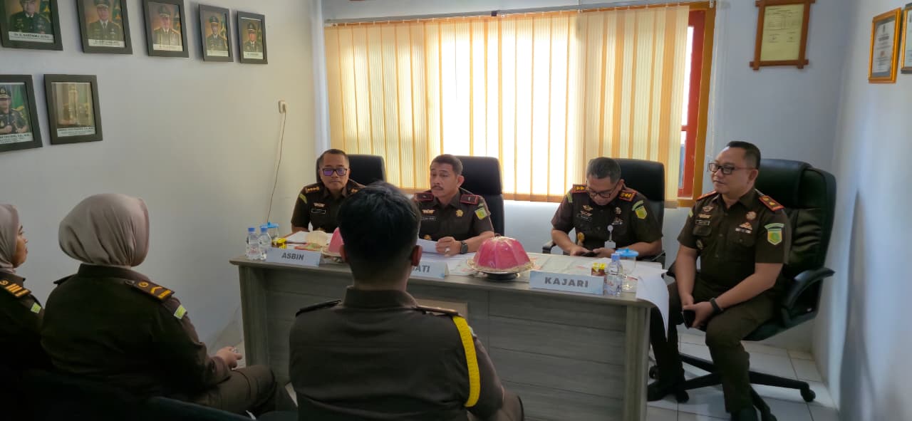 Kepala Kejaksaan Tinggi Sulawesi Tengah saat memberikan arahan kepada Personel Cabjari Pagimana
