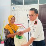 Kepala Lembaga Pemasyarakatan Kelas II B Luwuk, Muhammad Bahrun saat menyerahkan Hasil Panen Warga Binaan kepada Keluarga Warga Binaan Sendiri