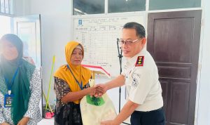 Kepala Lembaga Pemasyarakatan Kelas II B Luwuk, Muhammad Bahrun saat menyerahkan Hasil Panen Warga Binaan kepada Warga Binaan Sendiri