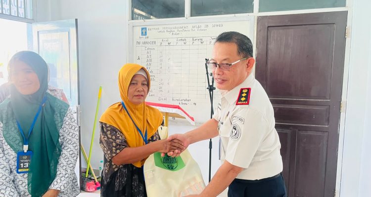 Kepala Lembaga Pemasyarakatan Kelas II B Luwuk, Muhammad Bahrun saat menyerahkan Hasil Panen Warga Binaan kepada Keluarga Warga Binaan Sendiri