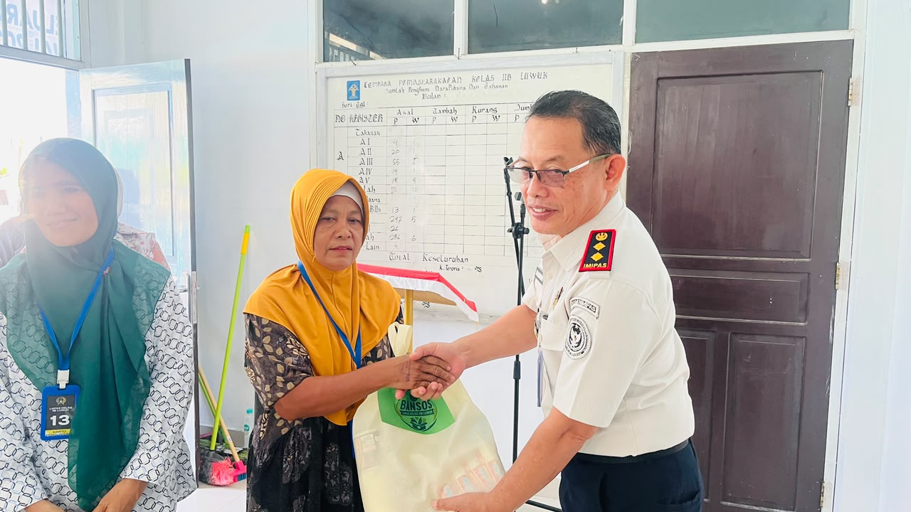 Kepala Lembaga Pemasyarakatan Kelas II B Luwuk, Muhammad Bahrun saat menyerahkan Hasil Panen Warga Binaan kepada Keluarga Warga Binaan Sendiri