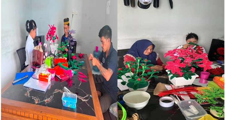 Tampak Warga Binaan Lapas Luwuk Mengolah Sampah Plastik Menjadi Bunga Cantik